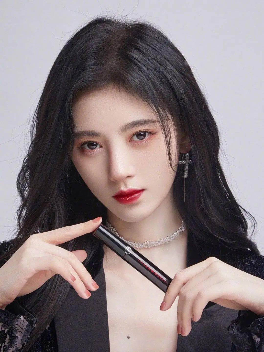 垫肩|四千年一见美女鞠婧祎的“小心机”，也太会了吧！！！