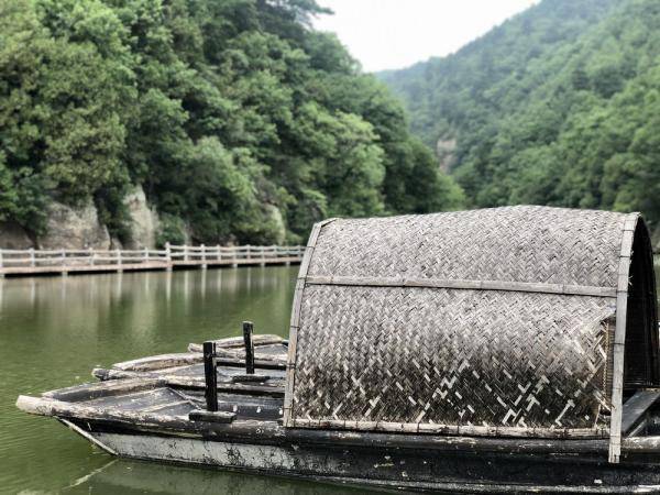 延安市黄陵县双龙镇索洛湾村峡谷寨景区的湖景.新华社记者 徐汉 摄