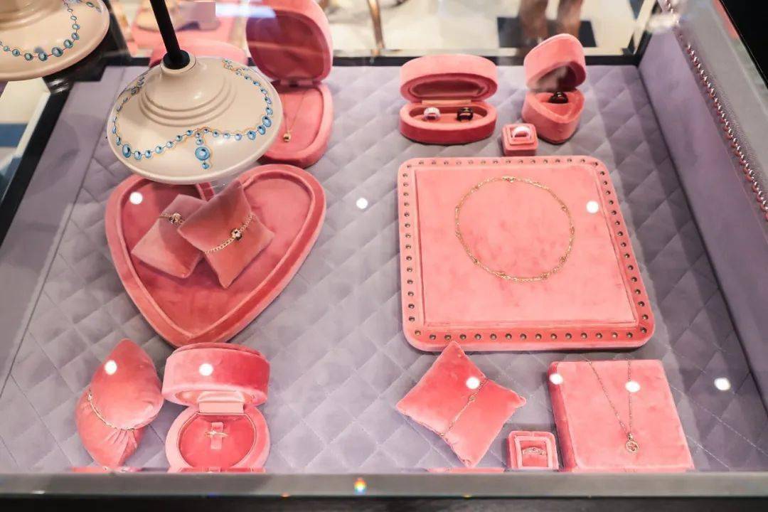 Fendi|七夕预热！Fendi咖啡馆、Dior限时店，大牌打堆来成都过节