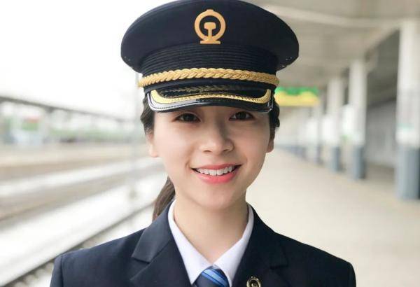 通信员|又美又飒！看“兵姐姐”变装