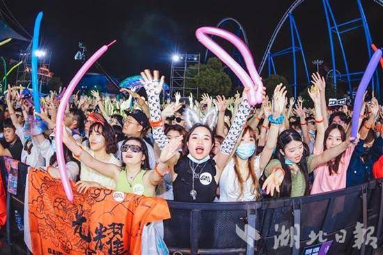 欢乐谷|夜游项目火热助力湖北景区持续升温 景区迎入园小高峰