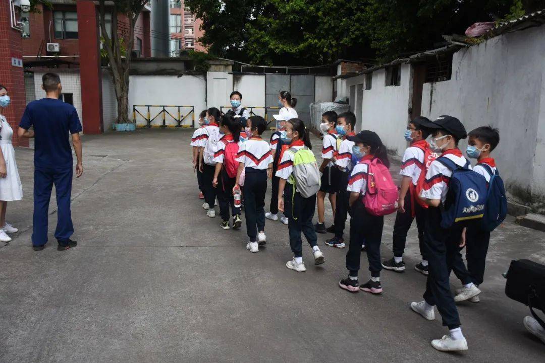 小手牵大手 消防记心间 ——荔湾芳村实验小学走进水上消防站开展慰问