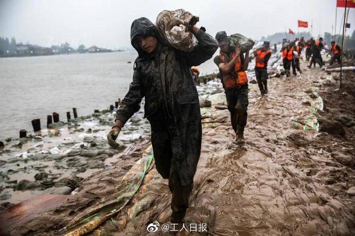 致敬抗洪勇士!