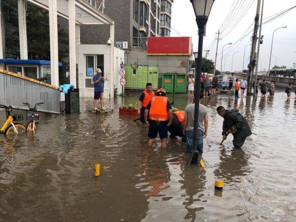 北京突降暴雨一小区道路被淹 石景山消防紧急救援