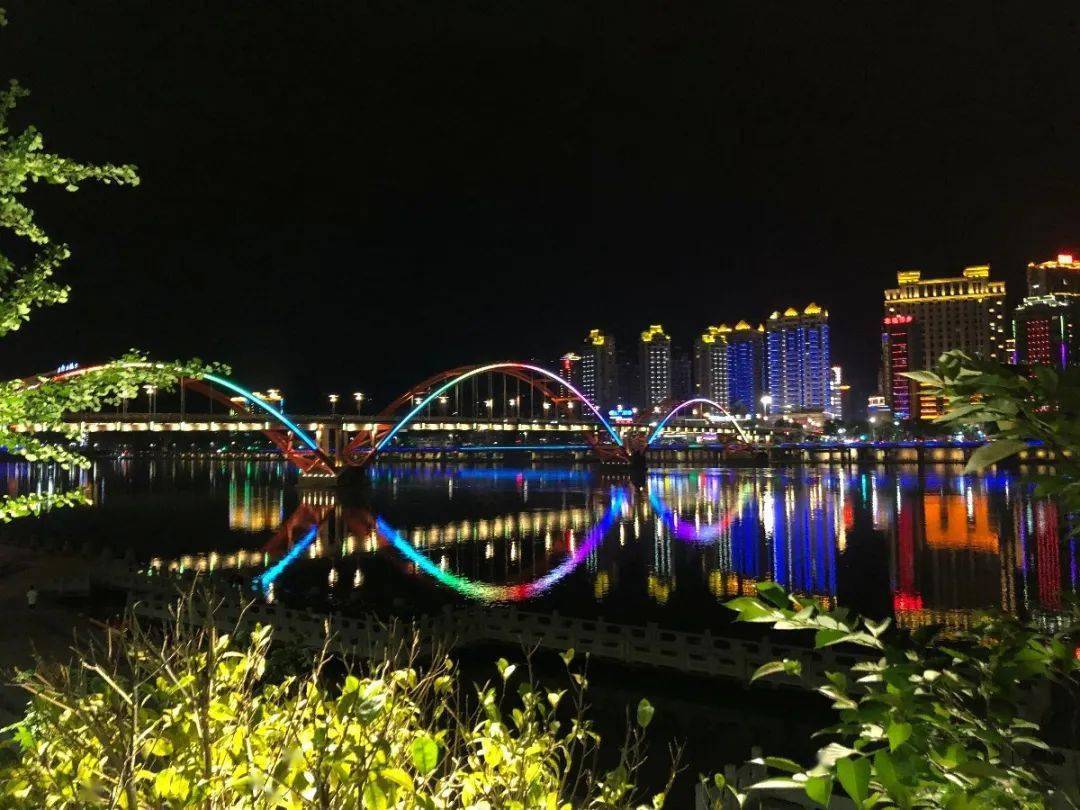 青田的夜景给人印象最深的便是灯光,绚丽多彩的霓虹灯无处不见.