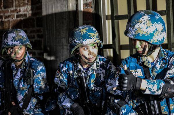 女兵|超燃、硬核、帅炸……致敬中国女兵！军旗有你更鲜艳