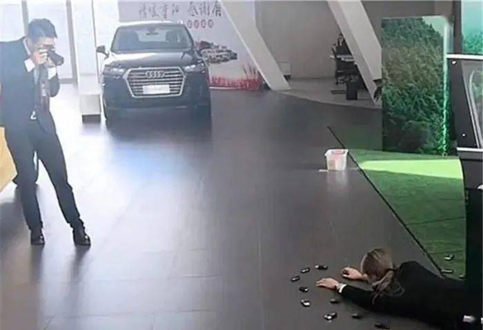 表演|奥迪女销售为赚钱豁出去了,店内表演“炫富摔”,顾客:太辣眼了!