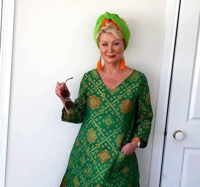 围巾|围巾绑头上是种什么时尚？60多岁老太太教这个居然有四十多万粉丝