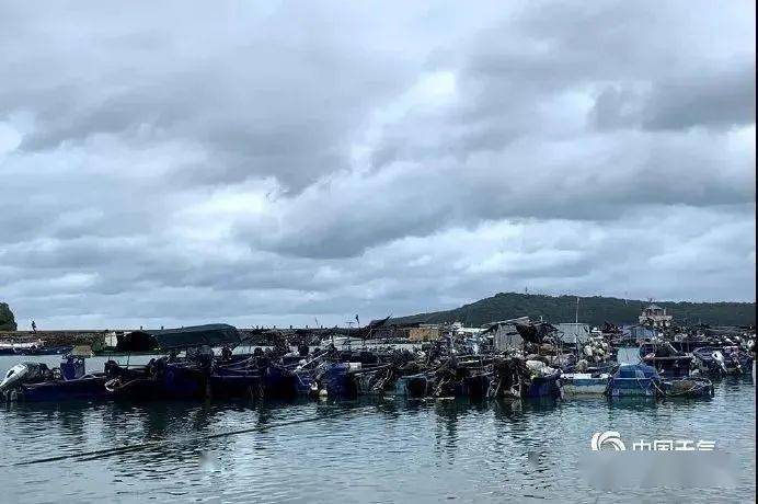 涠洲岛受到台风外围云系影响,1日上午风雨逐渐加大.