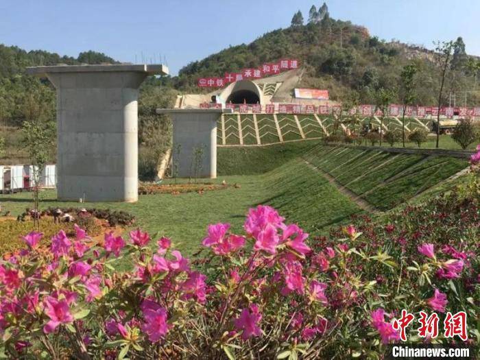 中国|中老铁路国内段打造路景融合“绿色长廊”