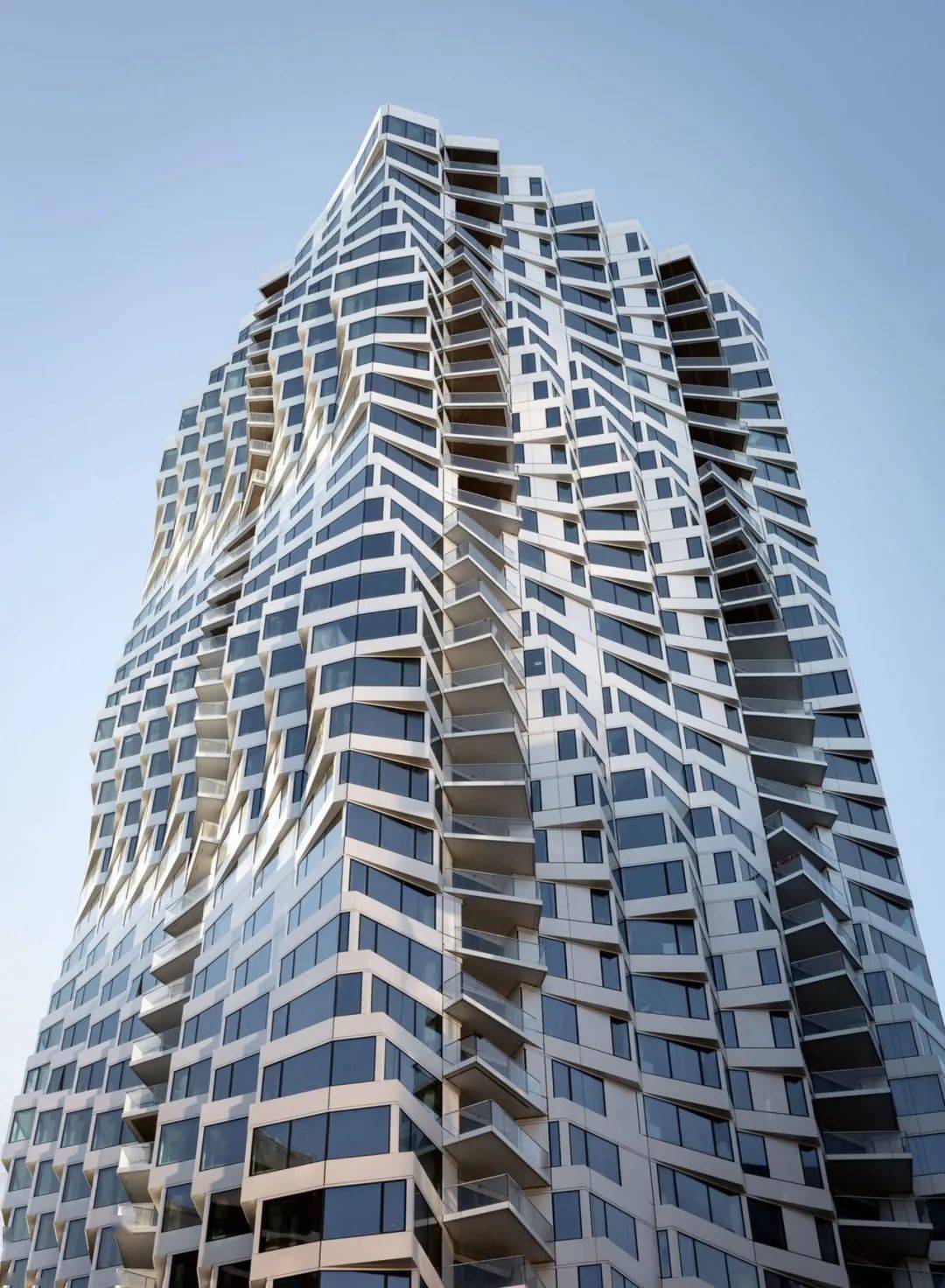 40 层高的公寓大楼,外立面由扭曲的矩形柱组成.
