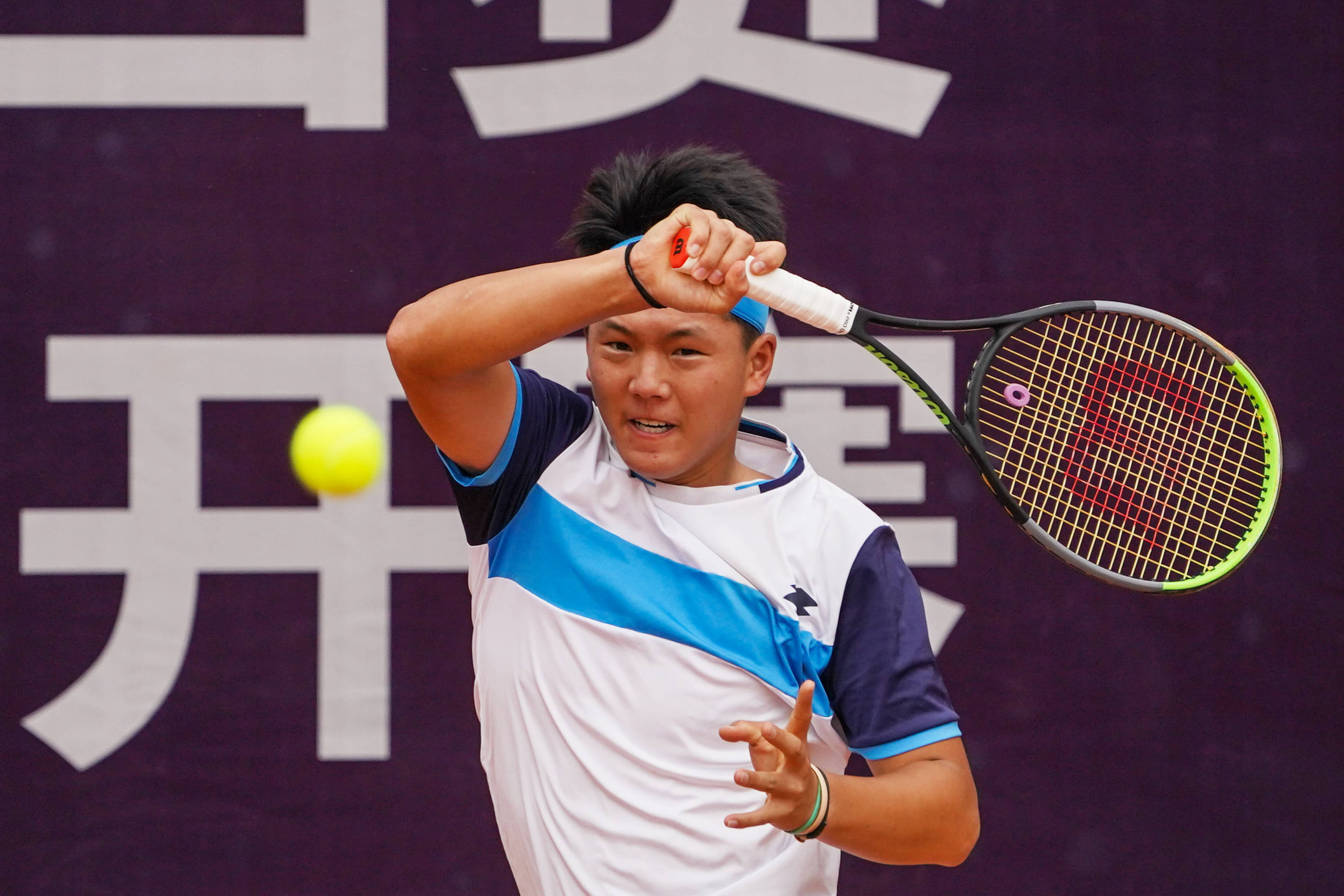 新华社|中巡赛|张之臻涉险过关 女单种子顺利晋级