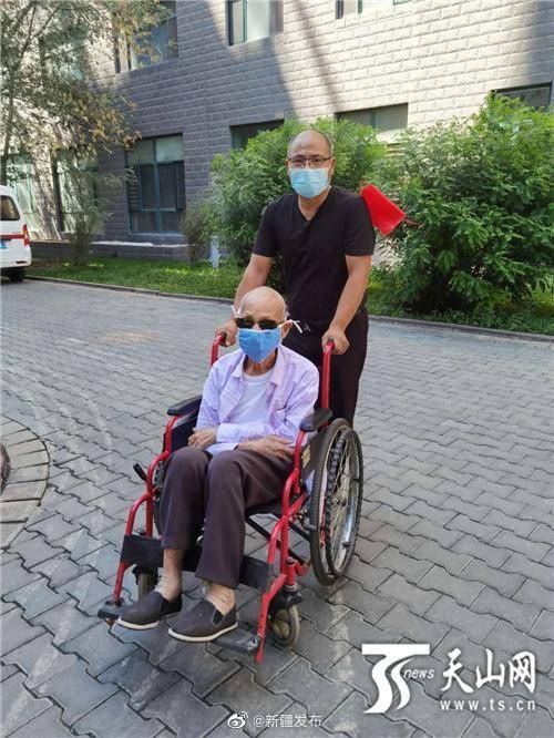 唐山|唐山大哥在乌鲁木齐当起志愿者