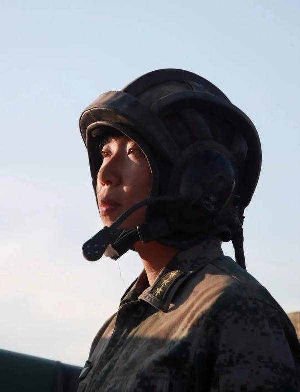 帕丽|飒！开坦克的“花木兰”，男兵连的女主官