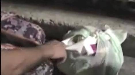 父母|“爸爸妈妈不要你了”……男子深夜扔垃圾发现一名弃婴