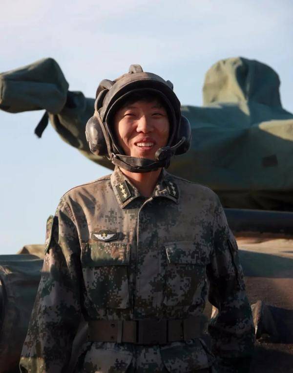 帕丽|飒！开坦克的“花木兰”，男兵连的女主官