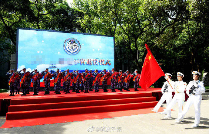 海军|再敬一个军礼！海军28名退役军官告别军旗