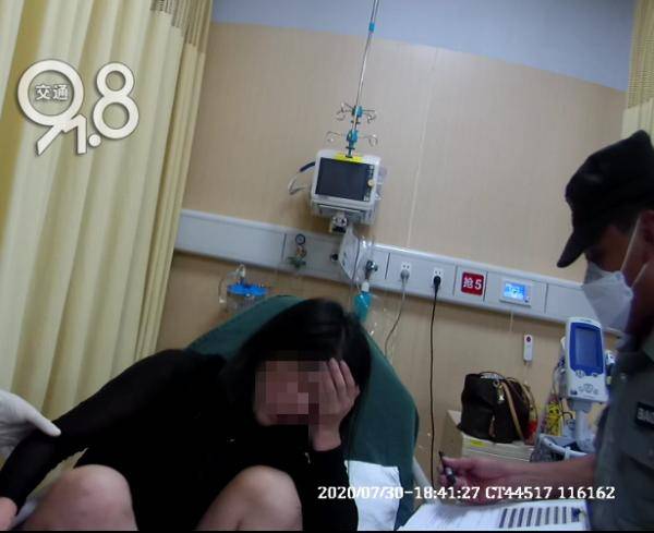 杭州一女子向出警民警说:“对不起,谢谢你”