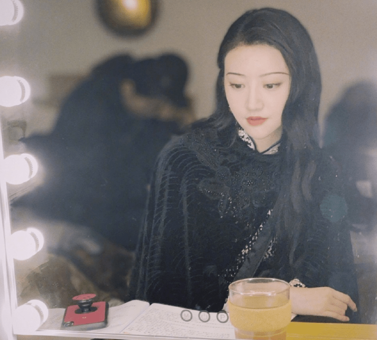 宁静剃掉粗眉变成铅笔眉,原来女生都被韩式平粗眉耽误了颜值 宁静剃掉粗眉变成铅笔眉,原来女生都被韩式平粗眉耽误了颜值