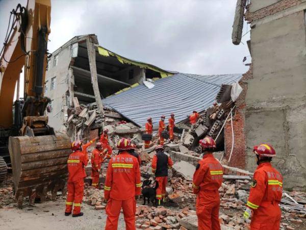 区两级|突发！哈市一仓库坍塌，已确认7人被困，正全力搜救