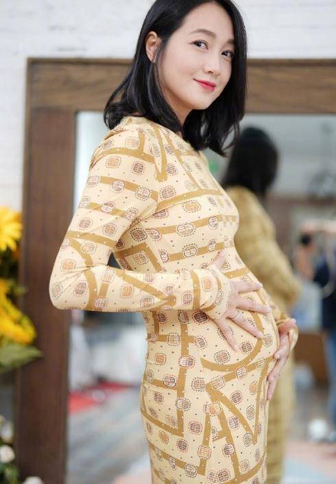 39岁朱丹晒二胎孕肚，网友担心她失忆，孕期衣着被批评吐槽