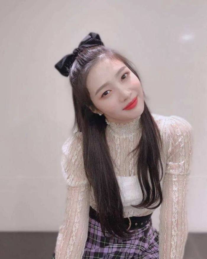 眼影|新趋势的“好感妆”怎么画？Jennie：我来教你！