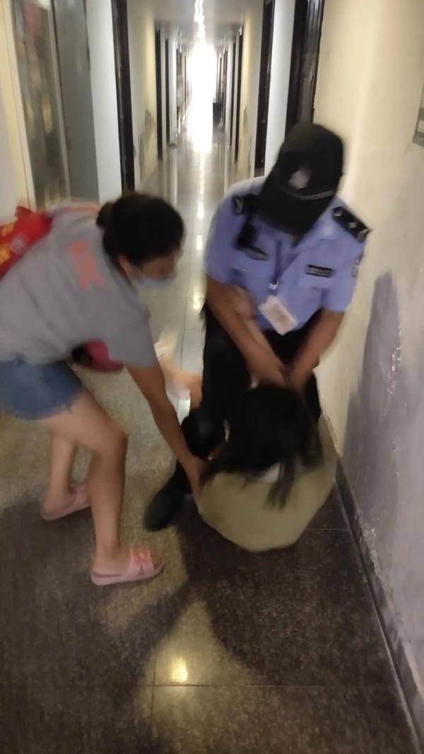走过|杭州一女子慢悠悠走过辅警身边，突然一条腿跨出窗台……