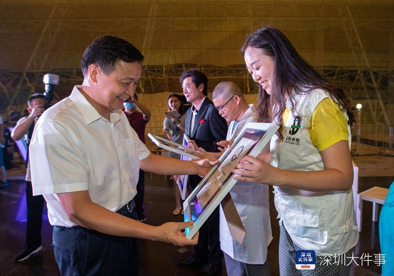 吕思清|致敬最美逆行者！深圳中心区灯光秀再次点亮，吕思清也来了