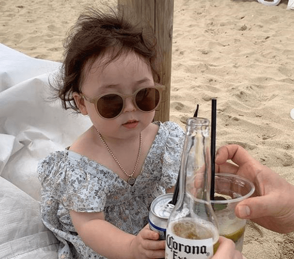 神态|4岁女孩活成“乡镇女老板”,13万网友惊叹:这神态,一般人模仿不来