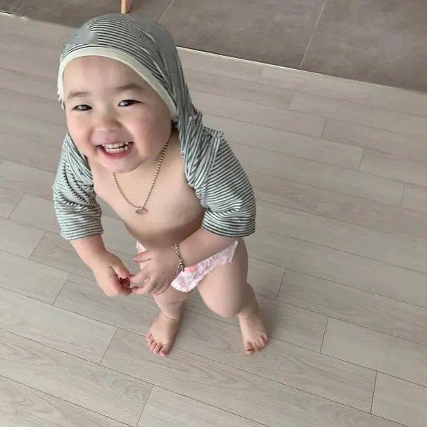 神态|4岁女孩活成“乡镇女老板”,13万网友惊叹:这神态,一般人模仿不来