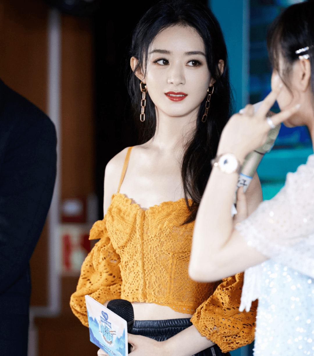 爆表|赵丽颖生娃后甜美度爆表,紧致脸部线条的漱口法拥有同款少女颜!