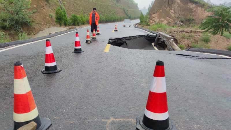 山石|山石塌方、路面悬空……强降雨致陕西沿黄公路出现多处险情