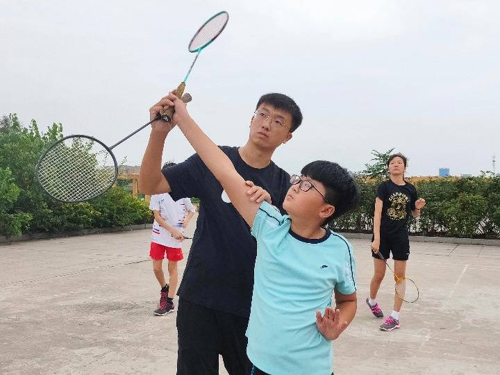 羽毛球|这个暑假羽毛球“微小队”练不停