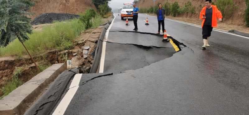 山石|山石塌方、路面悬空……强降雨致陕西沿黄公路出现多处险情