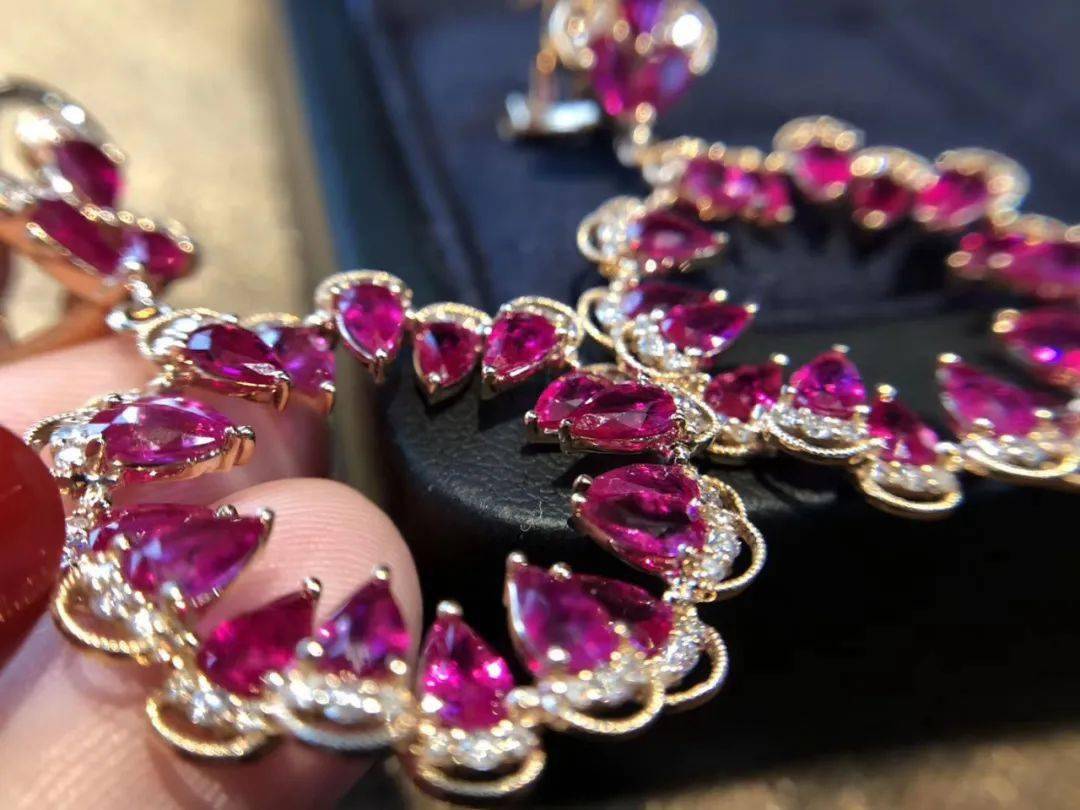 子和|布达拉宫用了多少吨金子和珠宝用来装饰呢？说出来你都不敢相信