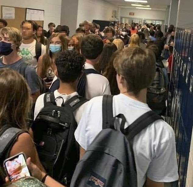 社交|美国两名高中生因在社交媒体上分享学校“拥挤的走廊”被停学