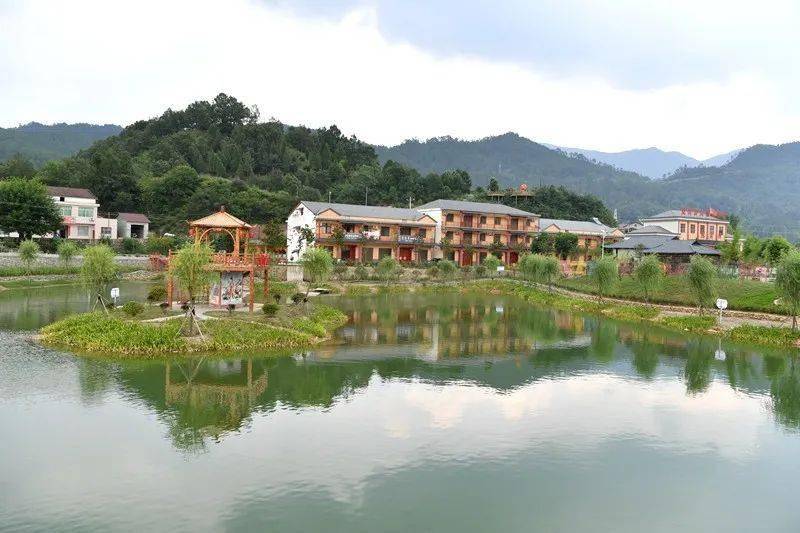 马良镇陈家湾村 炎炎夏日,马良镇陈家湾村的水上乐园成了游客休闲消暑