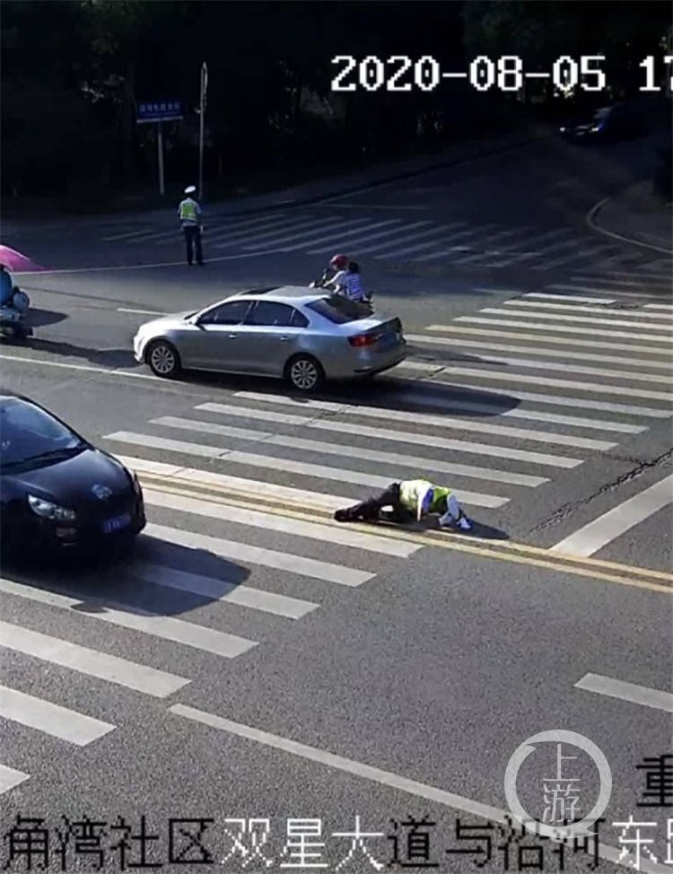 执勤民警中暑晕倒在地,接下来的这一幕很暖