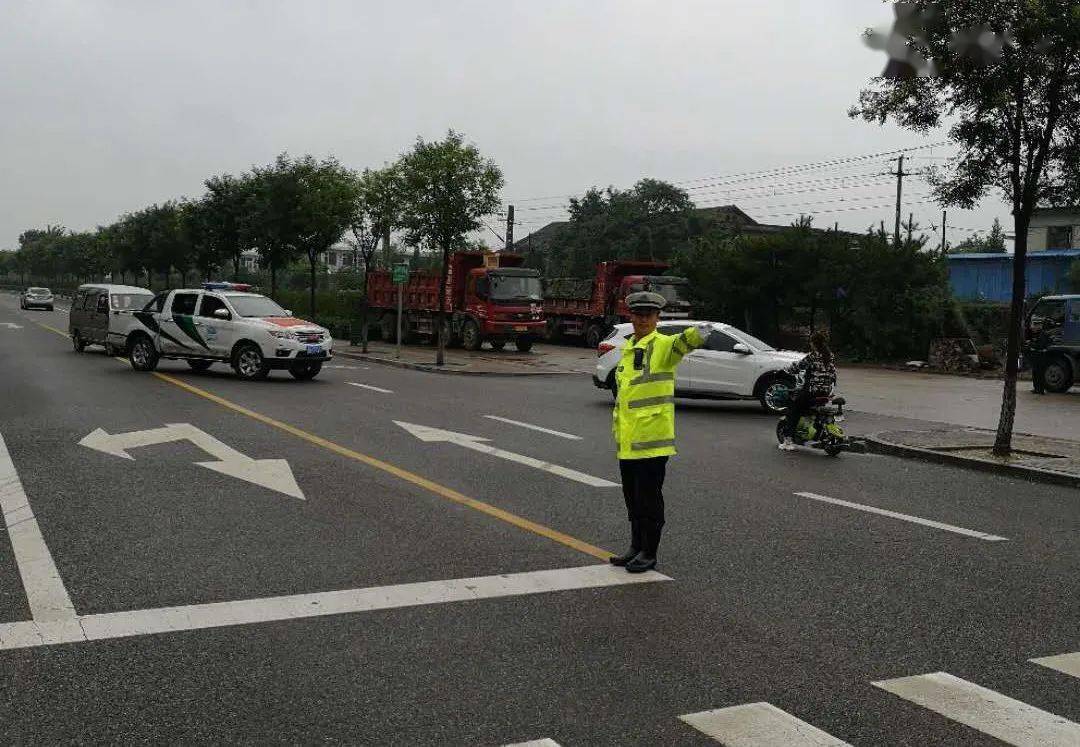 【雨中最靓的身影】忻州交警冒雨指挥疏导交通