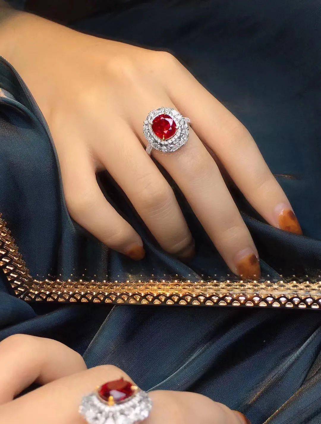 子和|布达拉宫用了多少吨金子和珠宝用来装饰呢？说出来你都不敢相信