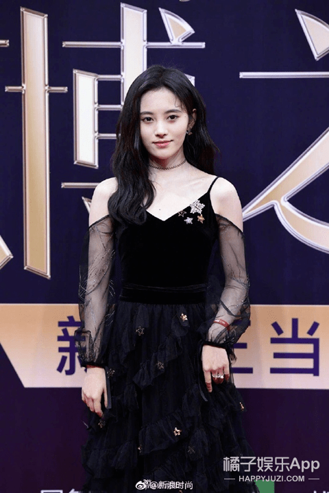 灵光|杨采钰放弃土味脱胎换骨,复古穿搭性感俏皮,迪士尼在逃公主吧?