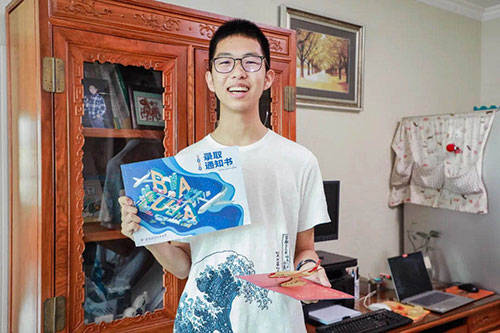 北航|自带“专属小飞机”，北京男孩收到北航第一封本科录取通知书