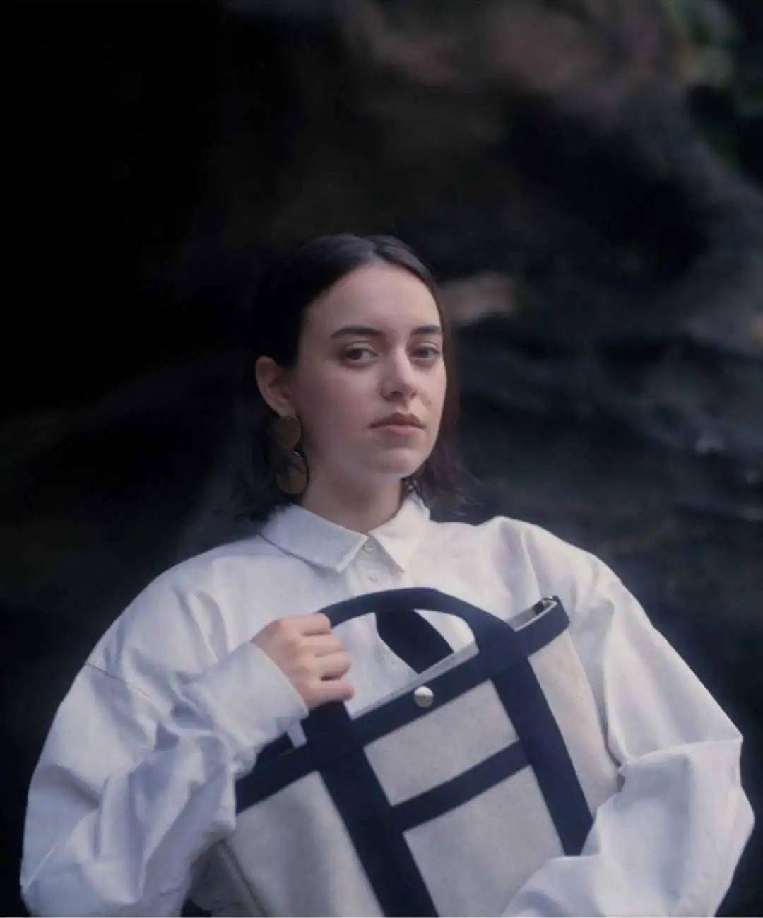 包包|谁说背帆布包的王漫妮，只配给太太圈端茶送水？