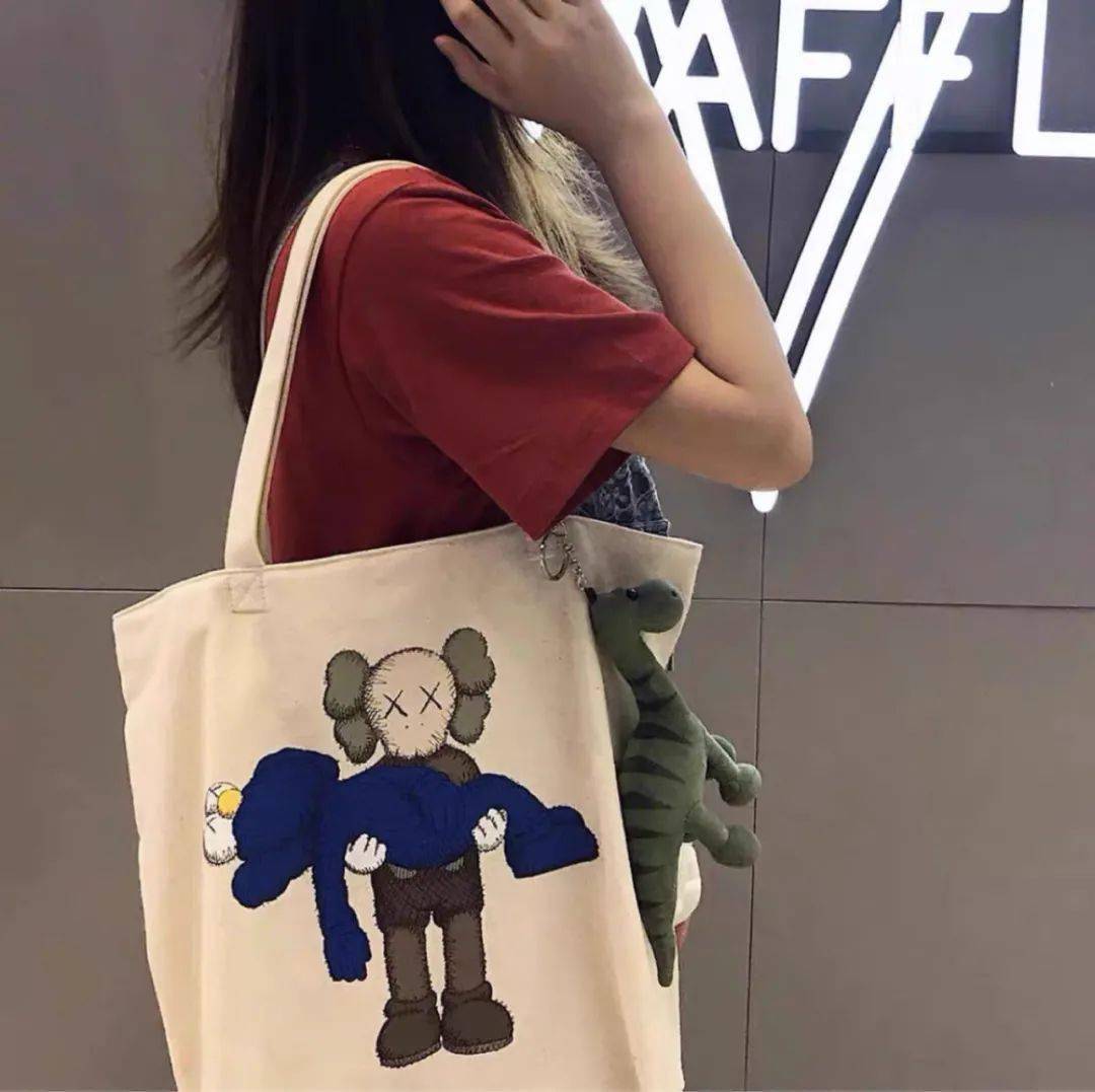 包包|谁说背帆布包的王漫妮，只配给太太圈端茶送水？