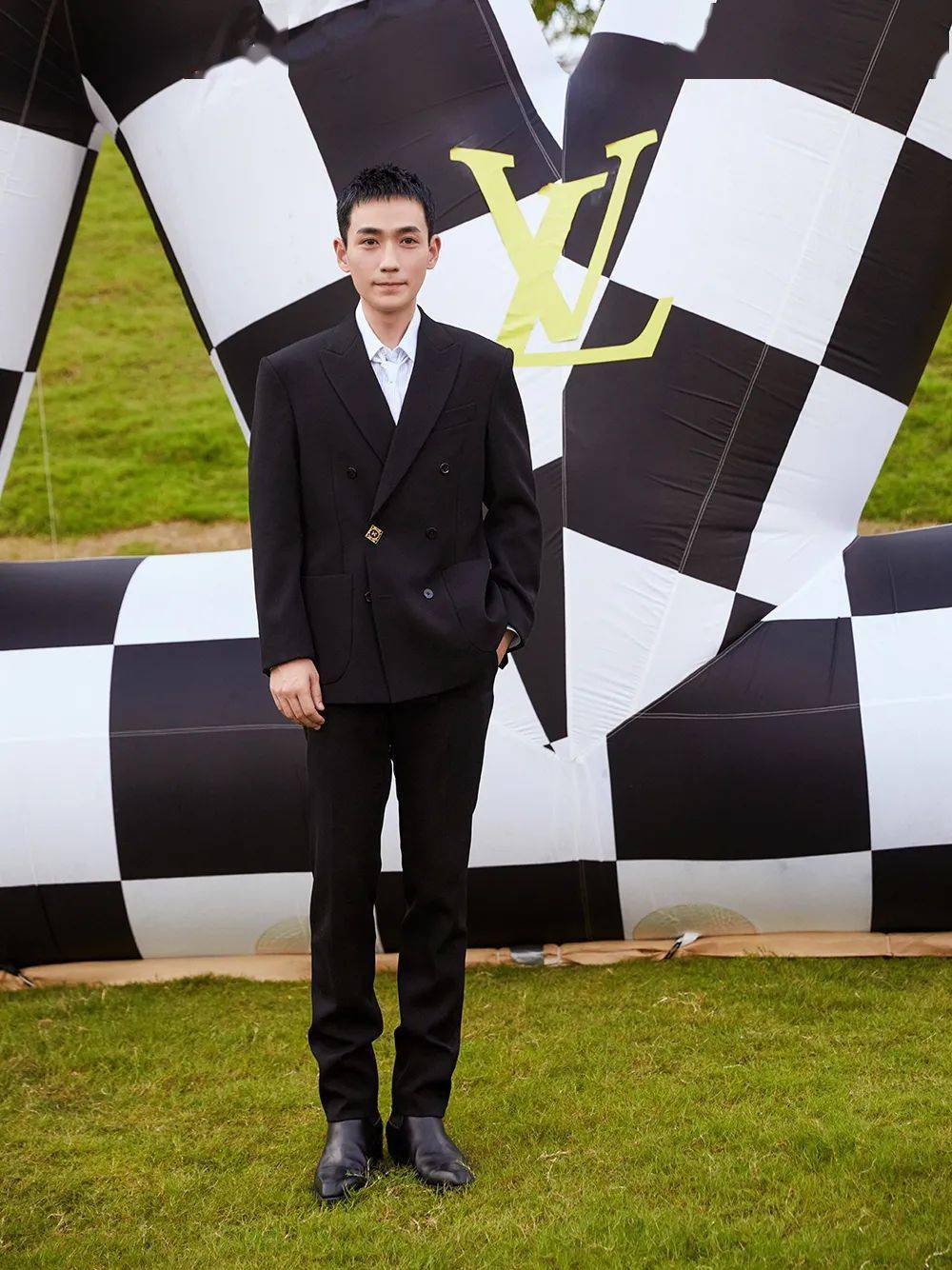 Louis|被Louis Vuitton秀上的吴亦凡感动了,周冬雨改行当店员了?【每周时报】