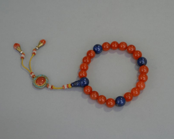 象征|如何戴出手串逼格？这个配饰要选好！