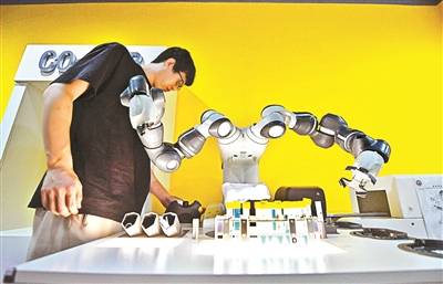 机器人|眼科手术机器人 注射治疗“秒”完成