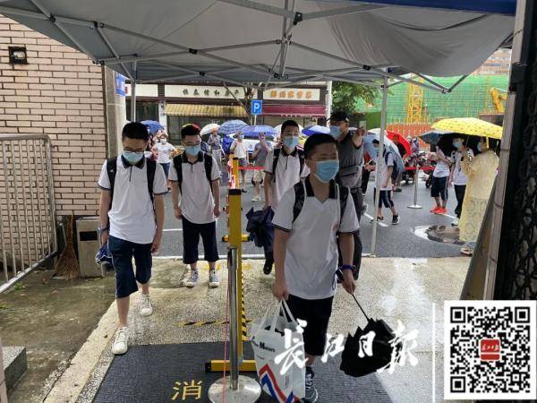 武汉|刚刚，武汉15.8万名初中学子复学！第一课他们高唱国歌