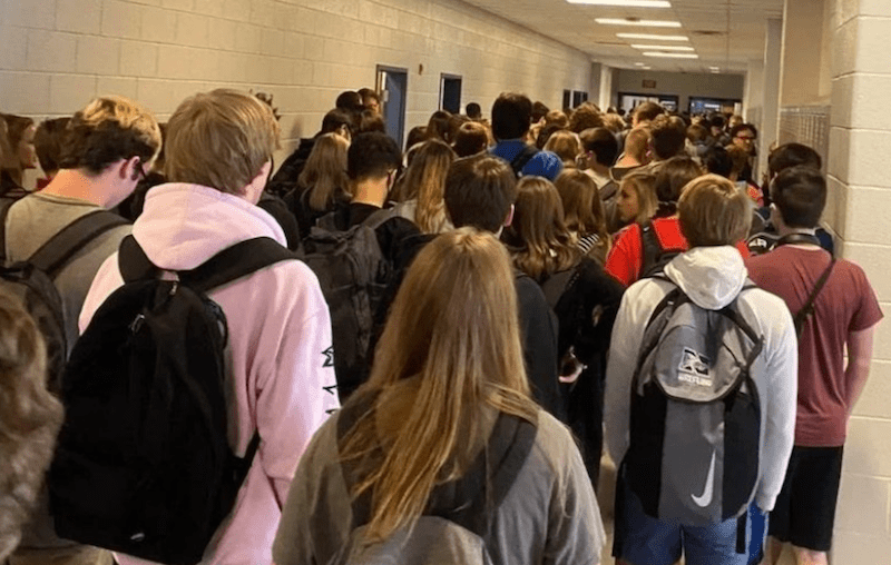 美国|美国学生曝光学校复课乱象：不戴口罩还人挤人 美国多地教师游行反对复课