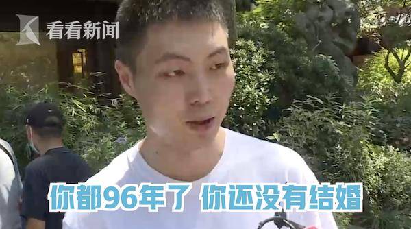 小伙|金句不断！95后主动出击相亲角:阿姨你看我行吗?